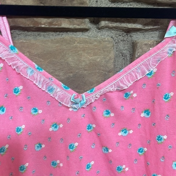 Pink nightgown with blue flower pattern. Size Large. - Picture 7 of 9